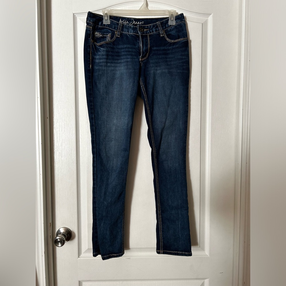 Ariya Jeans Juniors Low Rise Dark Denim Size 9/10.  1052